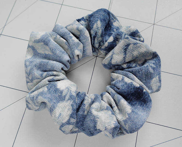 Denim scrunchie DIY